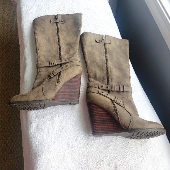 Very Volatile Shoes - Tan Wedge Boots